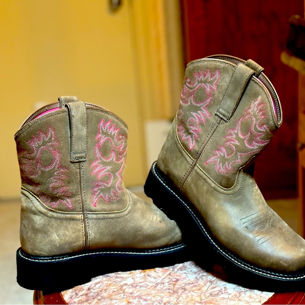 Women’s ARIAT boots worn only 2 times. Size 10B